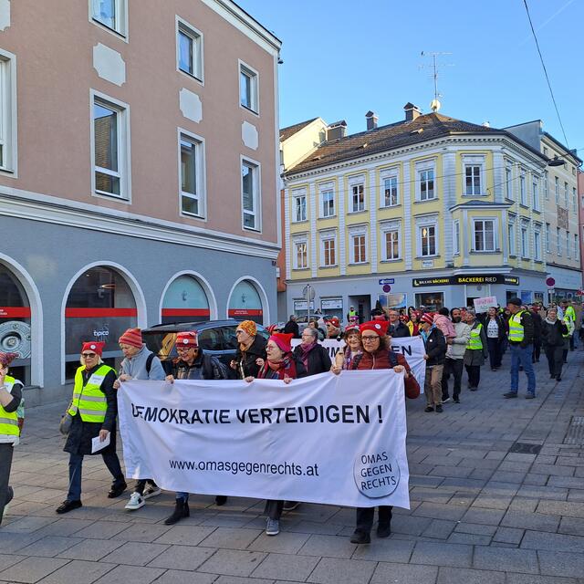 Während in der Jahnturnhalle in Ried im Innkreis bereits Anhänger der FPÖ Schlange standen, um den Auftritt von Bundesparteiobmann Herbert Kickl zu sehen, der dort beim politischen Aschermittwoch sprach, fand zuvor gegenüber am Marktplatz eine Demonstration gegen Rechts statt.  | Foto: Friedl