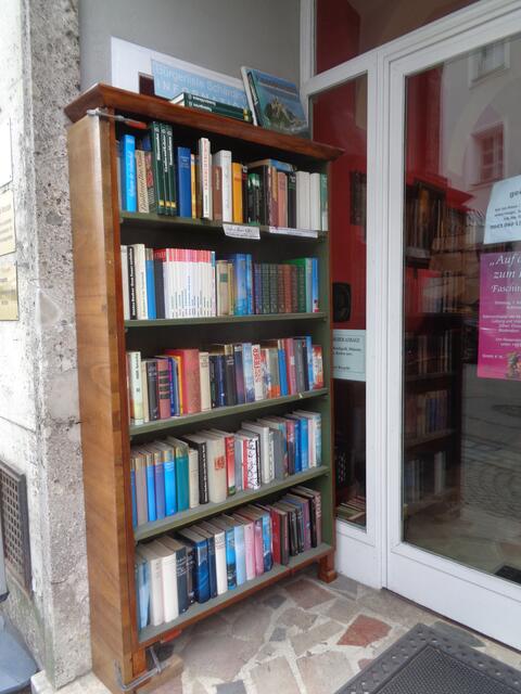 Das Bücherregal vorm Geschäft bietet stets rund 100 neuwertige Bücher. | Foto: Armstark