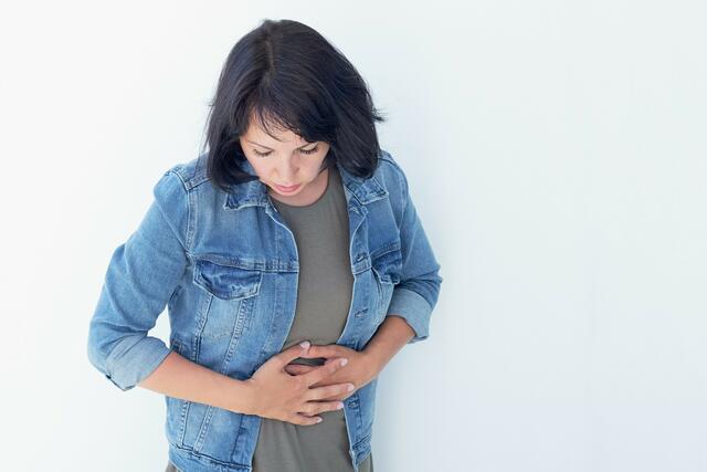 Bauchkrämpfe, Rückenschmerzen, Erschöpfung: Endometriose macht sich auf unterschiedliche Weise bemerkbar. | Foto: shutterstock/Elvira Koneva