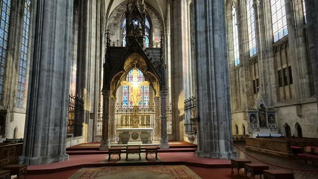 09.02.2025 Stift Heiligenkreuz Kirche. Der Altarraum wäre ohne Glasfenster undenkbar