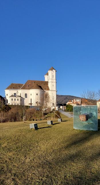 ...eine weitläufige Wiese lädt zum Verweilen ein...
