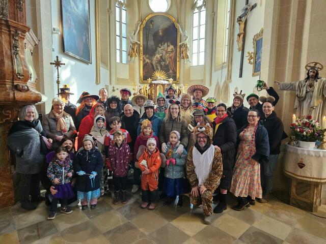 Inmitten einer bunten Mischung aus Jung und Alt wurde deutlich, wie lebendig und freudvoll der Glaube auch in der Kirche zum Ausdruck kommen kann. Die gemeinsame Feier war ein lebendiges Zeichen der Verbundenheit und Freude. | Foto: Pfarrvikar P. Clemens Hainzl OSB