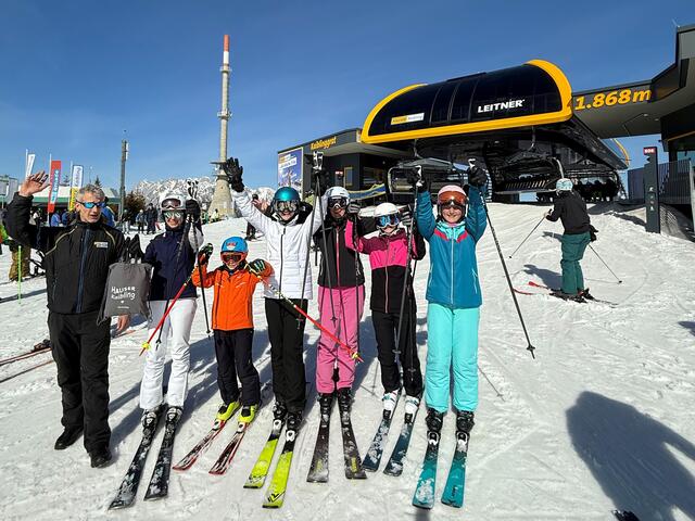 Bei strahlendem Kaiserwetter wurde die glückliche Gewinnerin mit einem kleinen Präsent überrascht. | Foto: Hauser Kaibling