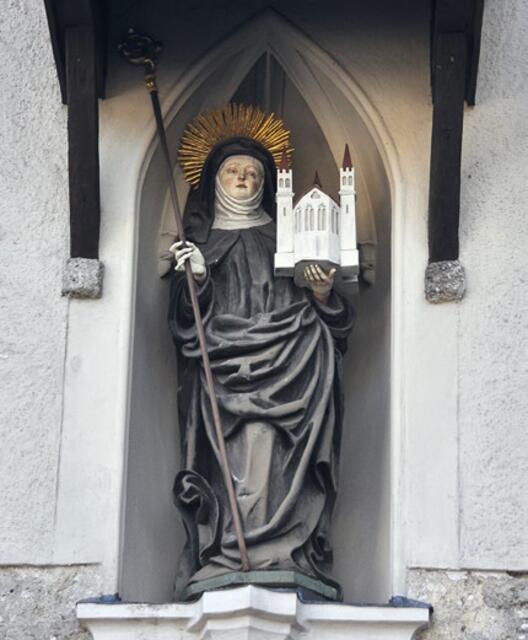 Die Heilige Erentrudis (8. Jahrhundert) war die erste Äbtissin des ältesten Frauenklosters nördlich der Alpen, dem Stift Nonnberg. Im Bild: Statue der Heiligen Erentrudis über dem Inneren Nonnbergtor. | Foto: Fritz Lorber