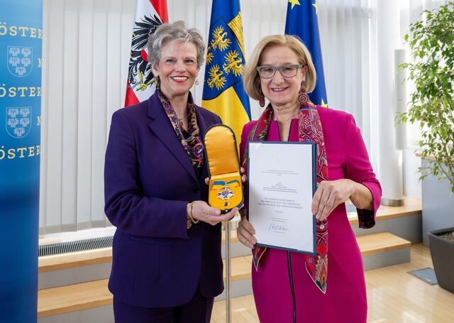 Landeshauptfrau Johanna Mikl-Leitner überreicht Sabine Haag das "Silberne Komturkreuz des Ehrenzeichens für Verdienste um das Bundesland Niederösterreich". | Foto: NLK/Filzwieser