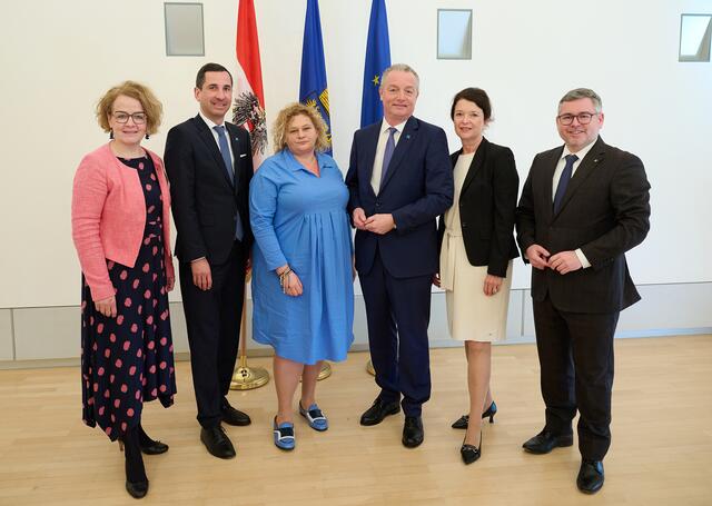 LR Christiane Teschl-Hofmeister, Finanzvorstand Bernhard Kadlec, Vorständin für Medizin und Pflege Elisabeth Bräutigam, Personalvorstand Gerhard Dafert, Aufsichtsratvorsitzende Susanne Höllinger und LR Ludwig Schleritzko

  | Foto: NLK Pfeiffer