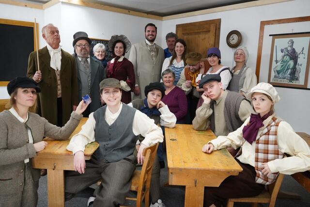 Foto mit dem Gesamt-Ensemble der Theatergruppe Mönchhof bei der ersten Kostümprobe zur Nestroy-Posse "Die schlimmen Buben in der Schule" | Foto: Andrea Glatzer