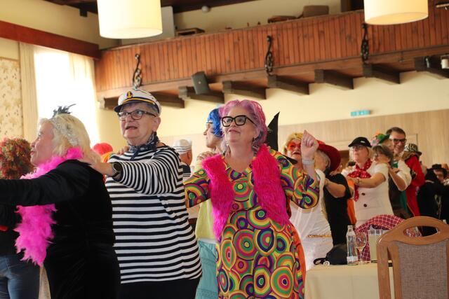 Bei der Polonäse Blankenese wurde die Mitmach-Schlange immer länger. Als Hippie machte hängte sich Kulturlady Michaela Geiger an. | Foto: Edith Ertl