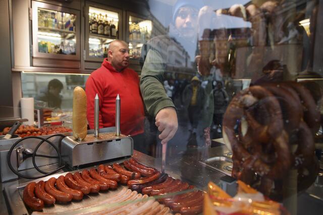 Die Anzahl an Würstelständen sinkt in Österreich konstant. Aber nicht nur diese sind betroffen, auch Döner, Pizza und asiatische Schnellgerichte haben es immer schwieriger. | Foto: Heinz-Peter Bader / AP / picturedesk.com