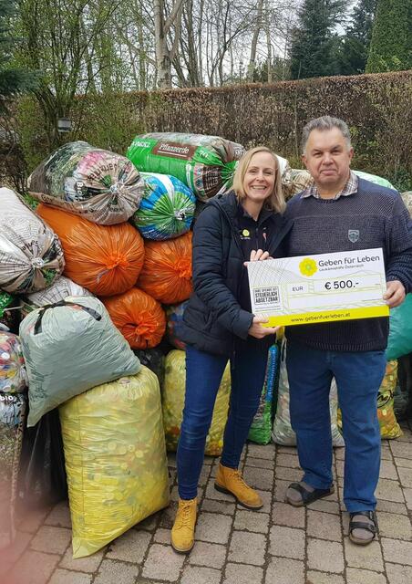 Katharina Palatzky vom Verein Geben für Leben und begeisterter Sammler Gerhard Brey. | Foto: Katharina Palatzky
