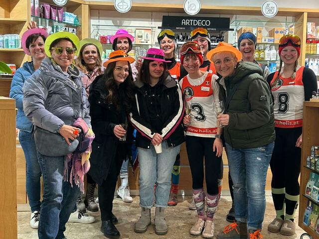 Das Haarteam Hasenauer waren als "Girls Power " unterwegs.  | Foto: Katrin Hasenauer 