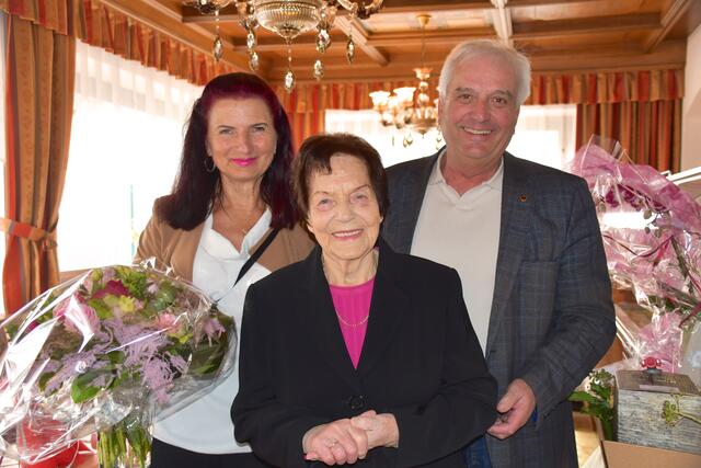 GV Edith Heidegger, Geburtstagskind Maria Nigg und Bürgermeister Heinz Kofler. | Foto: Renate Klauner