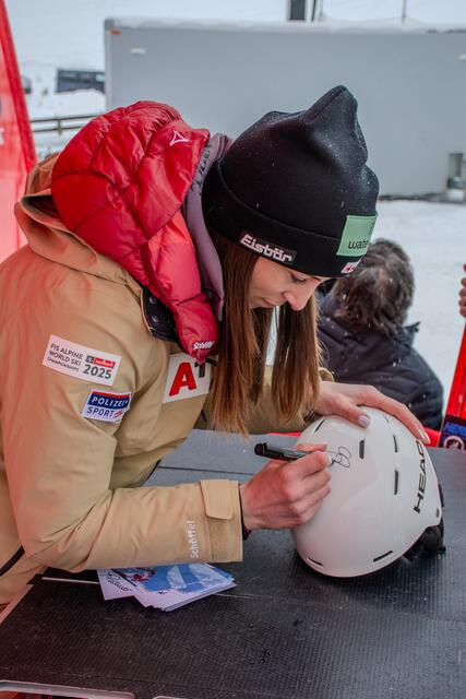 Auch die Vize-Weltmeisterin Mirjam Puchner ließ es sich im letzten Jahr als Überraschungsgast nicht nehmen, die Kinder mit Autogrammen zu verwöhnen. | Foto: Skiclub Salzburg