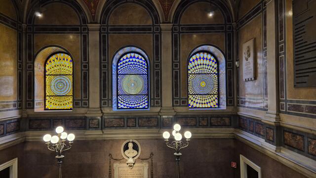 08.02.2025 Wien MAK . Die Glasfenster verändern auch diesen an sich schon sehr beeindruckenden Raum