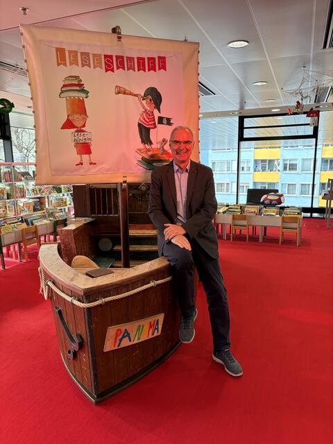 Die Stadtbibliothek Salzburg wird jetzt auch ein Hotspot für junge Entdecker und technikbegeisterte Jugendliche. Im Bild der leiter der Stadtbibliothek, Helmut Windinger.  | Foto: Lisa Gold