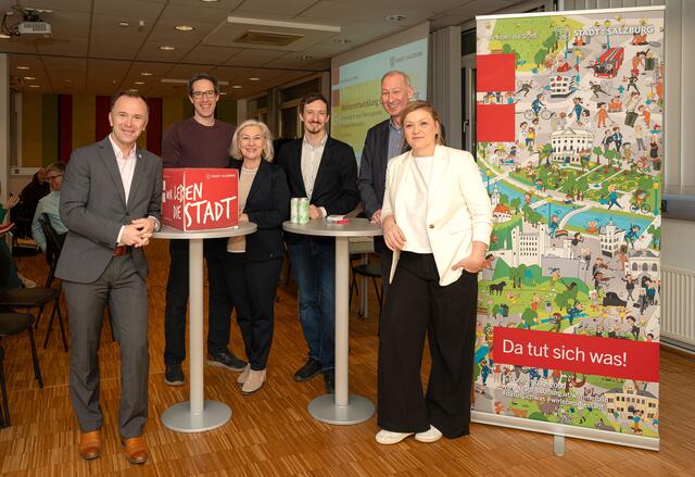 Die Stadt Salzburg startet mit der umfassenden Weiterentwicklung der Goethesiedlung. Im Bild v.l.n.r.: Bürgermeister Bernhard Auinger, Vizebürgermeister Kay-Michael Dankl, Sozialstadträtin Andrea Brandner, Stadtplaner Christian Hörbinger, Abteilungsvorstand für Raumplanung und Baubehörde Andreas Schmidbaur, Planungsstadträtin Anna Schiester beim Pressetermin. | Foto: Stadt:Salzburg/Alexander Killer