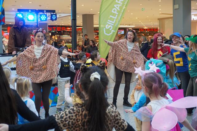 Die Gruppentänze in der Kinderdisco waren ein wahrer Publikumsmagnet.  | Foto: Alicia Martin Gomez
