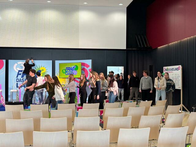 Die Schülerinnen und Schüler der HLW hatten zu den vier Dilemmas einiges zu sagen. | Foto: MeinBezirk.at