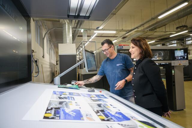 Karoline Edstadler war kürzlich zu Gast beim Lungauer Unternehmen Samson Druck wie dieses in einer Pressemitteilung informierte. | Foto: Samson Druck