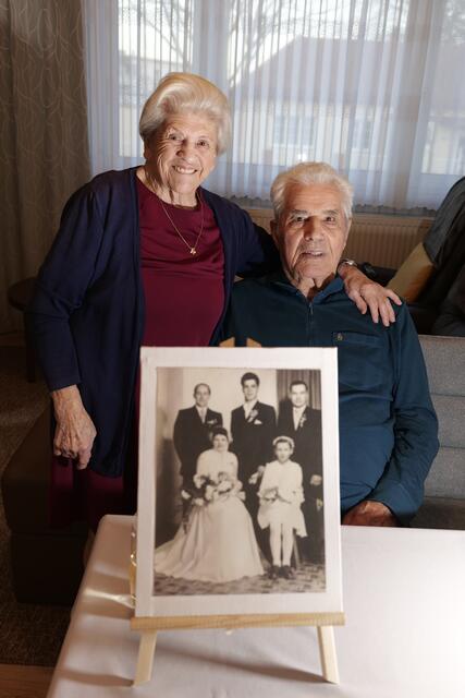 Erwin und Elfriede Kroffl mit ihrem Hochzeitsbild. | Foto: Santrucek