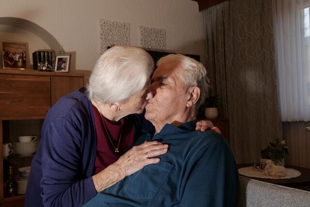 Ein Küsschen hier und da hält die Liebe der beiden Ternitzer jung. | Foto: Santrucek