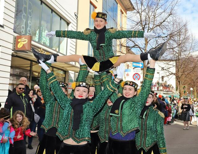 Akrobatische Leistung der Gardemädchen: Kinderfasching in Bad Ischl. | Foto: Hörmandinger