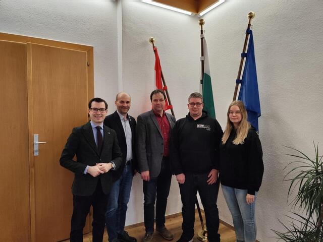 Die drei Bürgermeister Stefan Hofer, Christian Polaschek und Hubert Lenger freuen sich über die neue Kooperation mit Taxi Gombotz.
