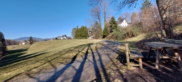 ...am Ende des Waldweges, erste Siedlung am Ortsrand von Weiz...