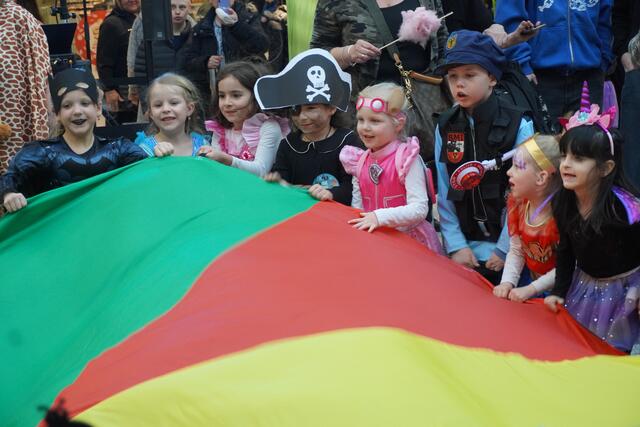 Beim Kinderfasching im Sillpark gab es einiges zum Erleben.  | Foto: Alicia Martin Gomez