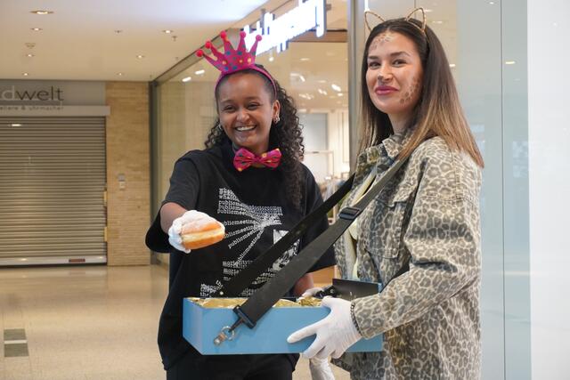 Leckere Faschingskrapfen wurden im ganzen Center verteilt.  | Foto: Alicia Martin Gomez