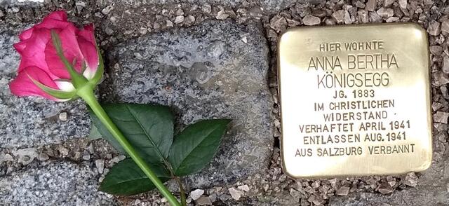 Der Stolperstein der Anna Bertha Königsegg in der Stadt Salzburg. Zudem erwies Salzburg der einzigartigen Frau die Ehre des Nachruhms mit der Benennung einer Straße. Die Anna-Berta-Königsegg-Straße ist eine 35 Meter lange Sackgasse im Stadtteil Gnigl. | Foto: Stolpersteine Salzburg