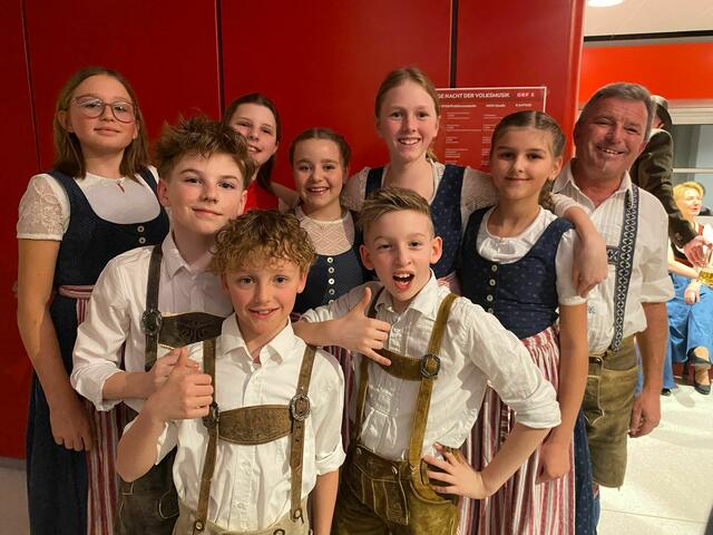 Die jungen Volkstänzer und Gauobmann Matthias Kaml freuten sich über den großen Auftritt in der Landeshauptstadt. | Foto: Volkstanzgruppe Wagrain