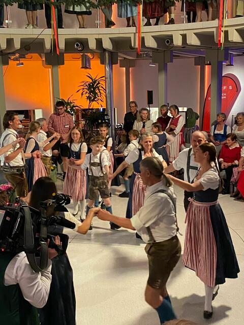 Jung und Alt der Wagrainer Volkstanz- und Schuhplattlergruppe traten mit Begeisterung bei der Langen Nacht der Volksmusik im ORF-Landesstudio auf. | Foto: Volkstanzgruppe Wagrain