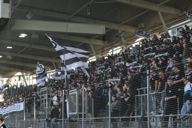 5.531 Besucherinnen und Besucher machten die Grazer Merkur Arena zum Hexenkessel.  | Foto: GEPA