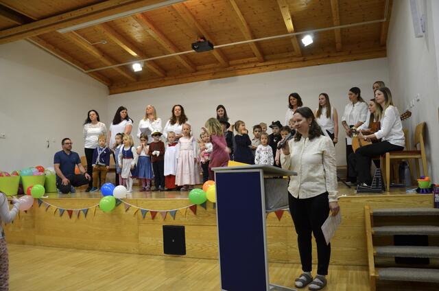 Kindergarten Leiterin Christina Geisenhofer begrüßte alle Gäste beim Tag der offenen Türe im Kindergarten Werfenweng.