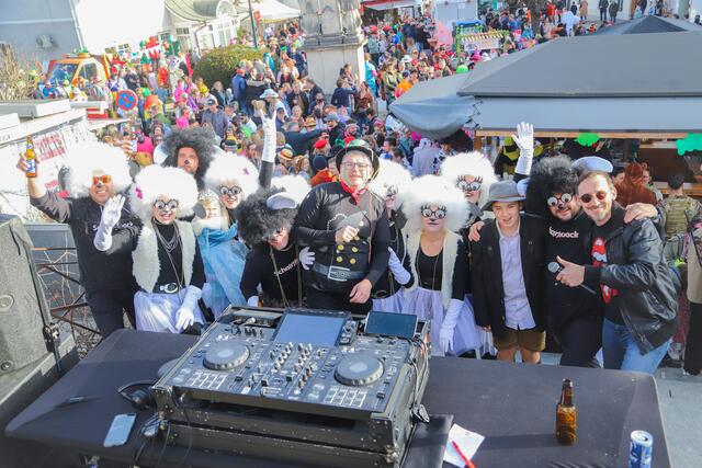 Die Gruppe "Mähli's verlorene Scha(r)fe" wurde von Bürgermeister Franz Nöhrer mit Bohni-Gutscheinen belohnt. | Foto: Iris Bloder