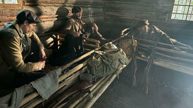 Eine Partisanenunterkunft der ÖFF im Film "Die Partisanen der Eisenstraße". | Foto: MOKINO