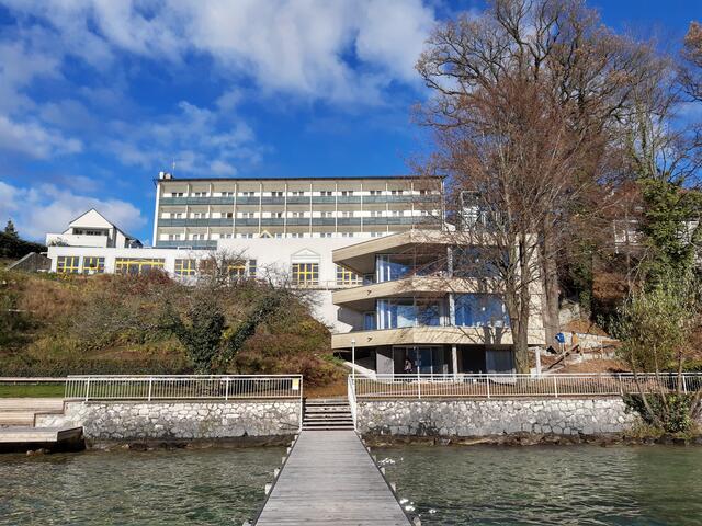 Das Hotel Attersee gibt es seit 1875. Mithilfe von Investoren soll es saniert werden und ein neues Konzept bekommen.  | Foto: Attersee Hotelbetriebs GmbH