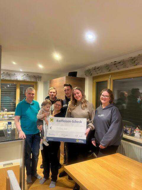 Familie Rammerstorfer freut sich über die großzügige Spende. | Foto: Landjugend Neußerling