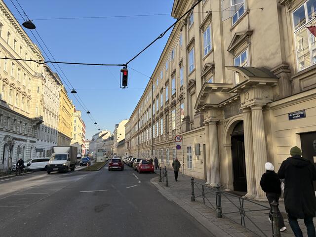 Das Theresianum in der Favoritenstraße wurde Objekt einer neuen Petition. Gefordert wird die Errichtung einer "Kiss and Ride"-Zone. | Foto: Nathanael Peterlini/MeinBezirk