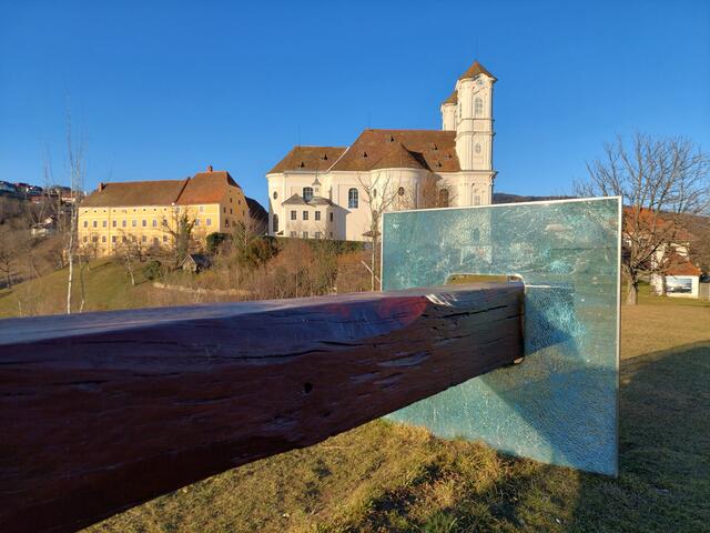 ...künstlerische Gestaltung - der "Schwebebalken" - in der Beschreibung heißt es: "...der alte Pressbaum aus dem Weinkeller des Pfarrhofes wird zu einem Objekt zeitgenössischer Kunst. Altes transformiert sich zu Neuem..." (Künstler Walter Kratner, 2004)