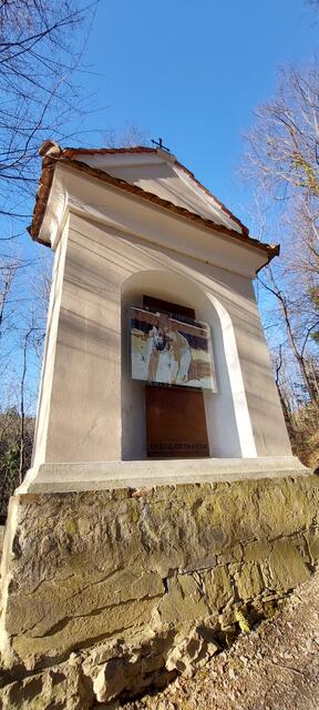 ...Kreuzwegstationen am letzten Stück bergauf...