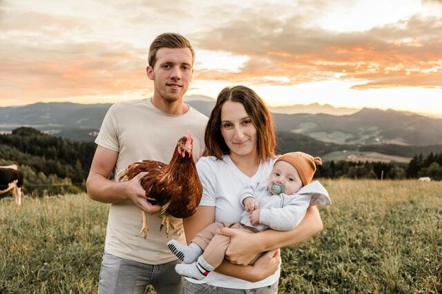 Raffael Tschrepitsch führt den Hof „Landei Tschrepitsch“ in dritter Generation gemeinsam mit Janina Grubelnig und Sohn Liam Grubelnig. | Foto: Vivienne Haferkampf