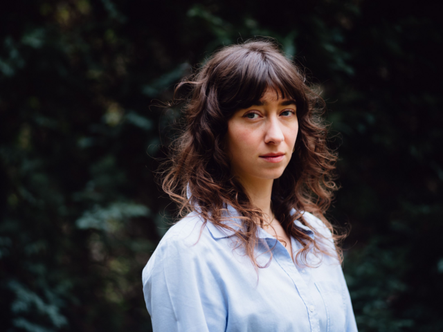 Selina Holešinsky ist mit ihrem Roman „Schaltiere am Waldboden" die Preisträgerin des HAYMON achensee.literatour Stipendiums 2025.

 | Foto: Gabriel Hyden