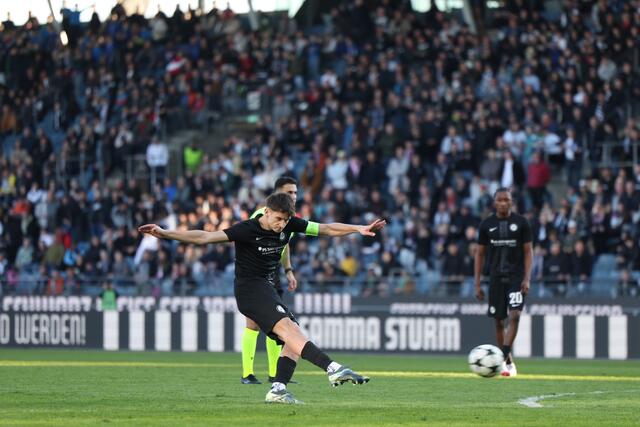 Leon Grgic hatte kurz nach der Pause die Führung für die Grazer auf dem Fuß. Der groß aufspielende griechische Schlussmann rettete in letzter Sekunde.  | Foto: GEPA