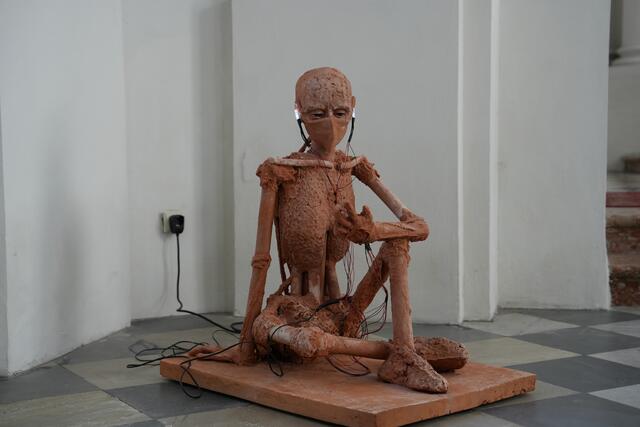 Universitätskirche St. Johannes – Rosmarie Lukasser, „Altarblatt“ (2025) „Digitale Kommunikation und spirituelle Fragen: Zwei Terracotta-Figuren, die von LED-Lichtern durchzogen sind, fordern zur Reflexion über den Einfluss der Technologie auf unser Leben.“ | Foto: MeinBezirk/Geineder