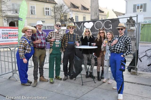 Viele Jugendliche sowie Erwachsene kamen verkleidet zur Open Air Disco am Hauptplatz am Faschingsdienstag. | Foto: Gerald Dreisiebner