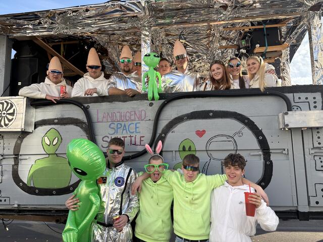 Die Landjugend "flog" mit ihrem "Space Shuttle" ein. | Foto: MeinBezirk Perg/Köck