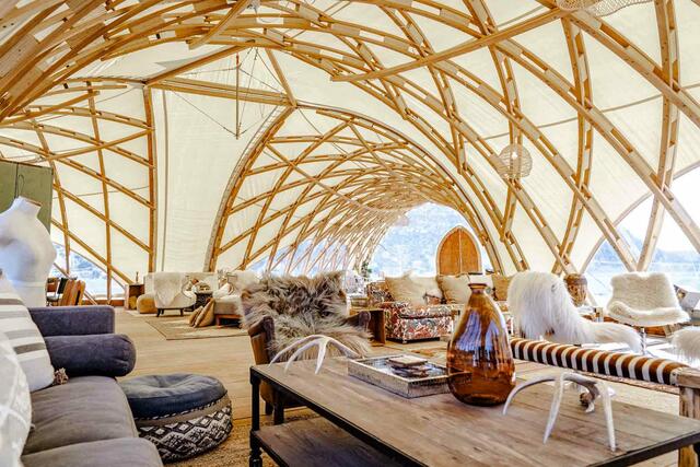 In der Hochzeits- und Eventlocation „Zur Mühle“ in der Nähe von Dresden hat Strohboid ein Pavillon-Dorf umgesetzt. | Foto: Florian Matzi