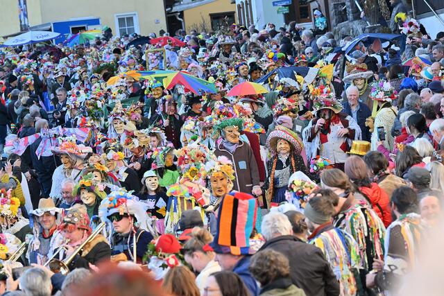 Unzählige Teilnehmer und Zuschauer beim Fetzenzug in Ebensee. | Foto: Wolfgang Spitzbart